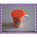 Caneca de porcelana com funil de silicone e tampa